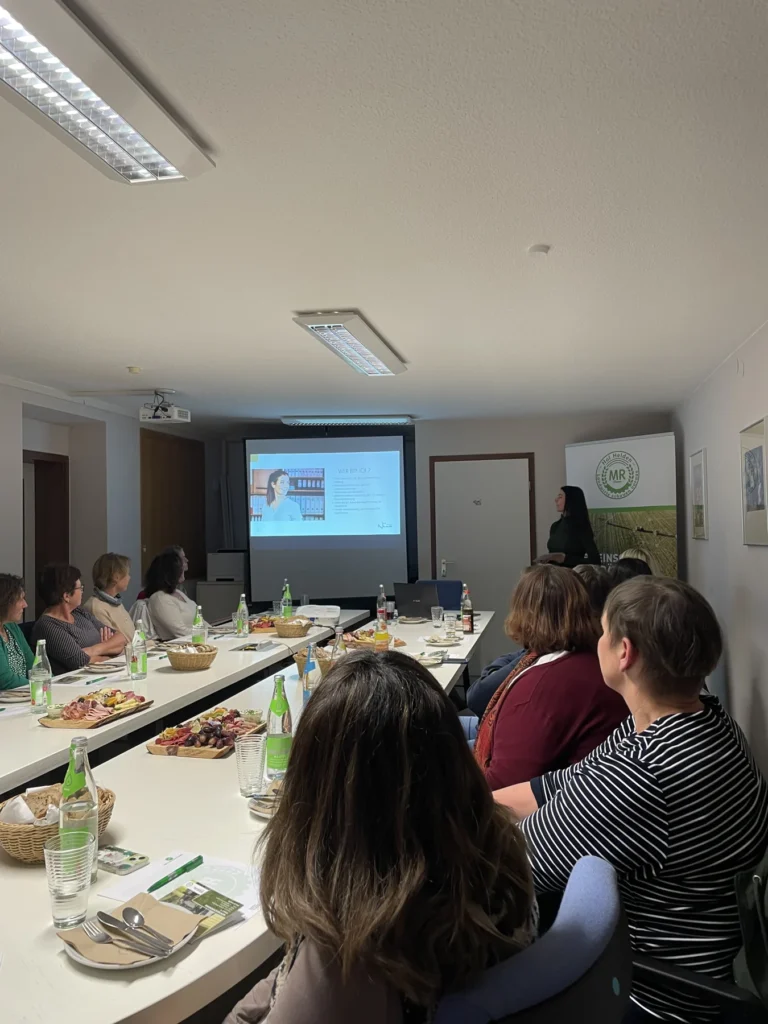 Praxisworkshop mit Teilnehmenden im Seminarraum