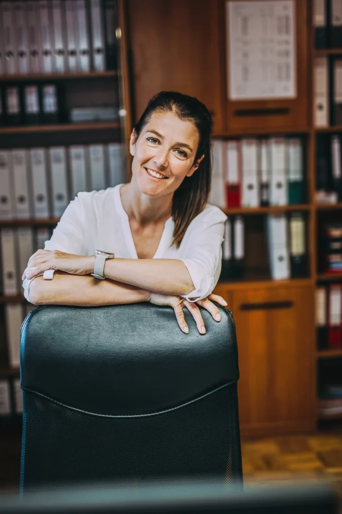 Nina Siebinger in ihrem Agrarbüro vor dem Aktenregal